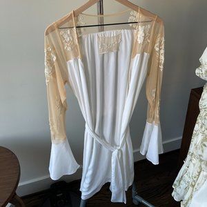 HILDY ROBE- WHITE Robed with Love